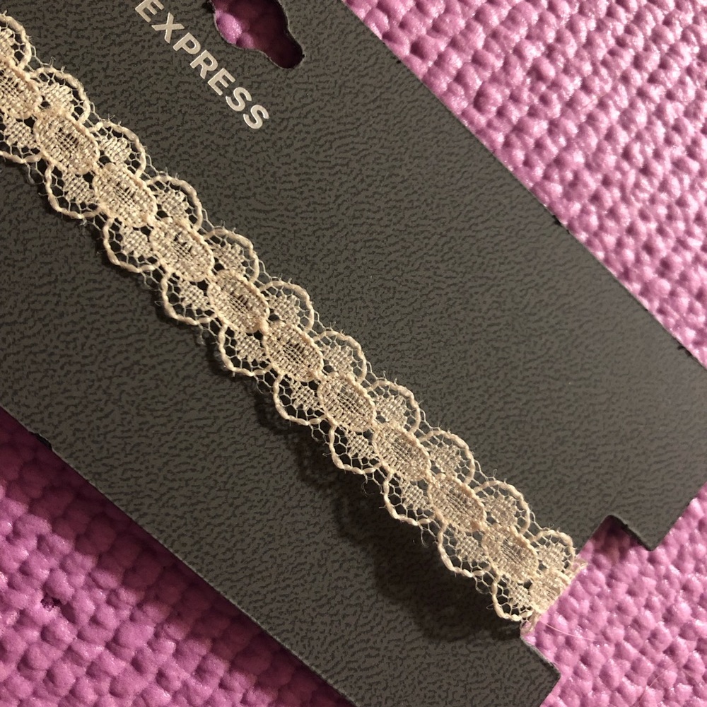 Express White lace choker